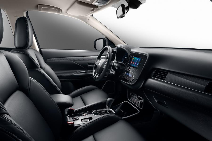 Интерьер Mitsubishi Outlander 2018 года  (CIS) (фото 4 из 41)